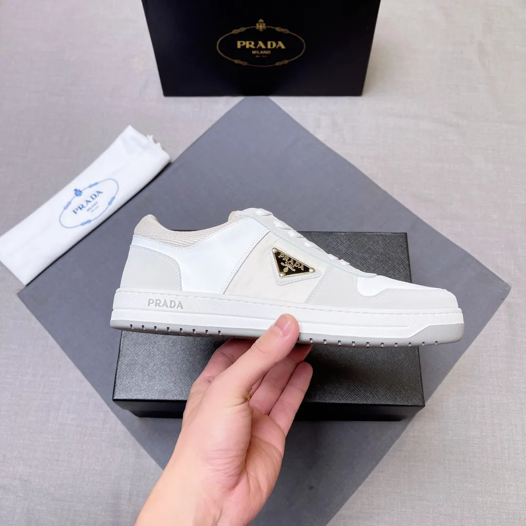 P400 Prada Prada's new men's leather sneakers, the highest version on the market, any comparison is welcome🆚! The original leather has excellent texture and is super high-end! Fetal sheep net lining imported from Italy, removable pad! Luxurious materials and fine workmanship, highly recommended! Code number 38-45 No. 058